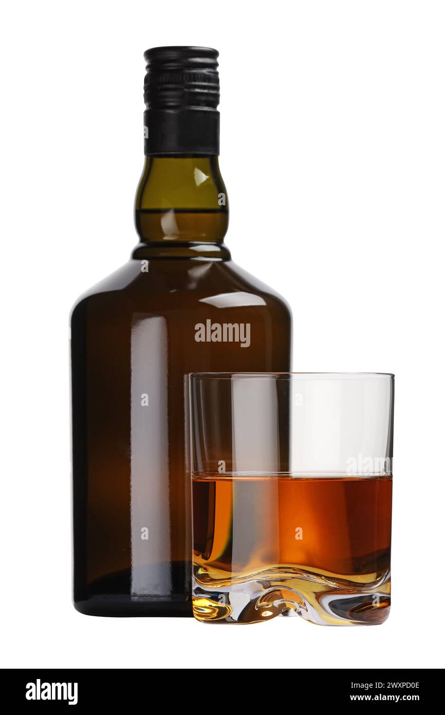 Glas und Flasche Whiskey isoliert auf weiß Stockfoto