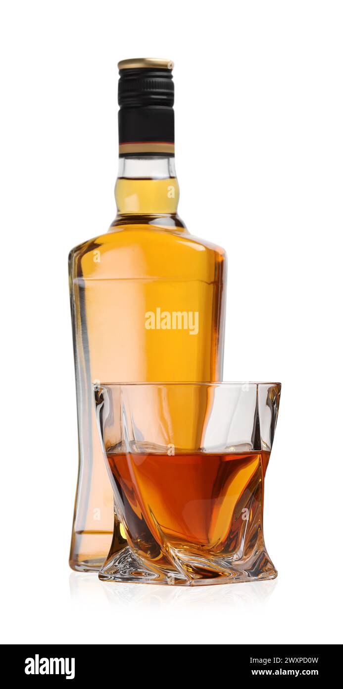 Glas und Flasche Whiskey isoliert auf weiß Stockfoto