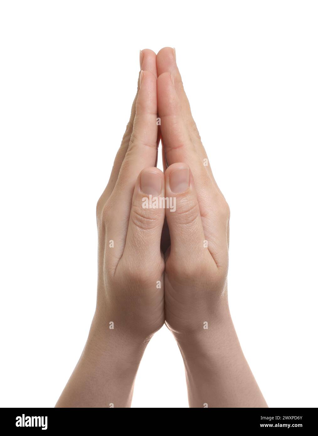 Eine Frau, die sich die Hände gebunden hält, während sie auf weißem Hintergrund betet, Nahaufnahme Stockfoto
