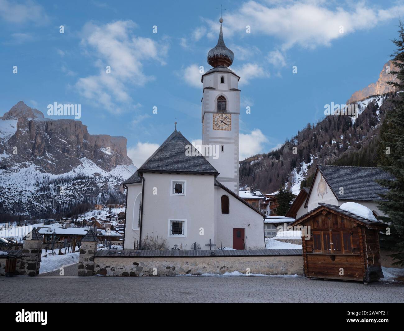 Kirche San Vigilio im gotischen Stil von Colfosco in Alta Badia, Italien. Stockfoto