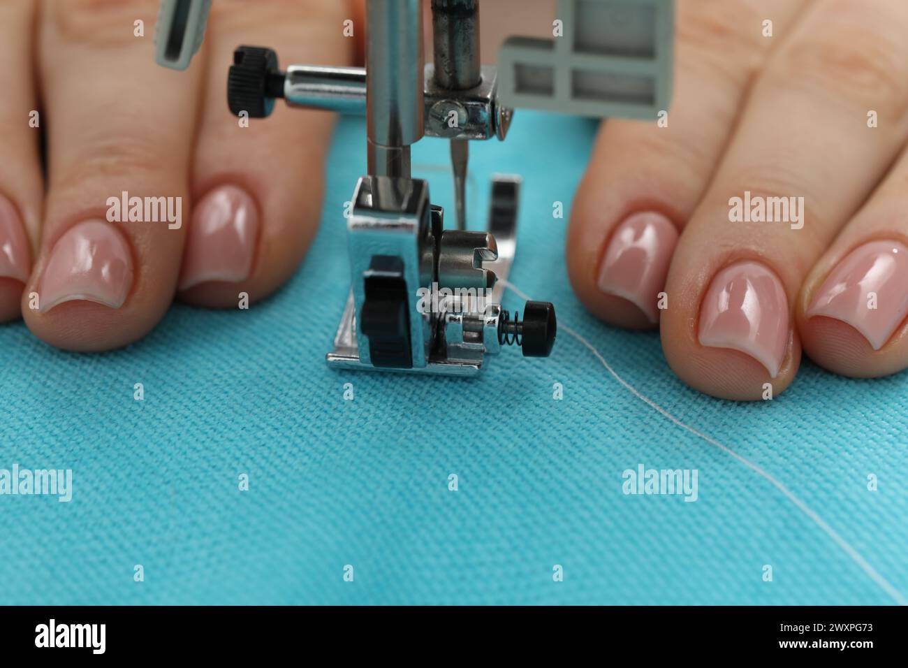 Näherin arbeitet mit Nähmaschine, selektiver Fokus Stockfoto