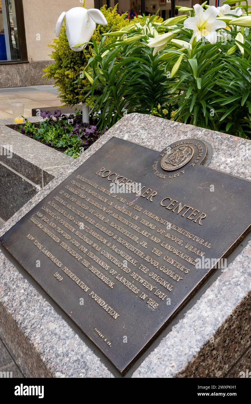 National Historic Landmark Plaque zu Ostern 2024, Rockefeller Center, Channel Gardens, NYC Stockfoto