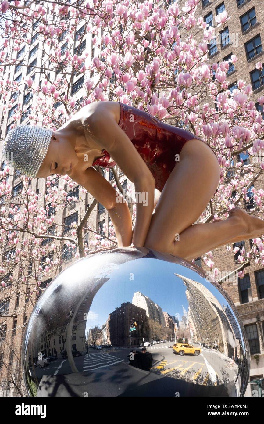 „Street Swimmers“ von Carole Feuerman ist ein öffentliches Kunstprojekt an der Park Avenue im Murray Hill Historic District, New York City, USA 2024 Stockfoto