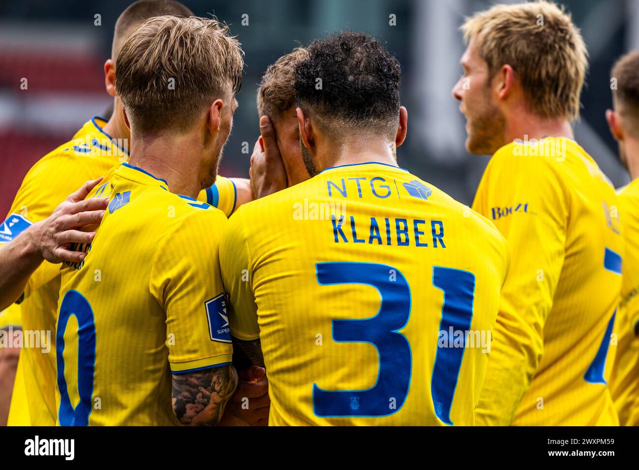 Kopenhagen, Dänemark. April 2024. Mathias Kvistgaarden (36) von Broendby IF gleicht 1-1 aus und feiert mit Sean Klaiber (31) während des 3F Superliga-Spiels zwischen dem FC Kopenhagen und Broendby IF in Parken in Kopenhagen. (Foto: Gonzales Photo/Alamy Live News Stockfoto