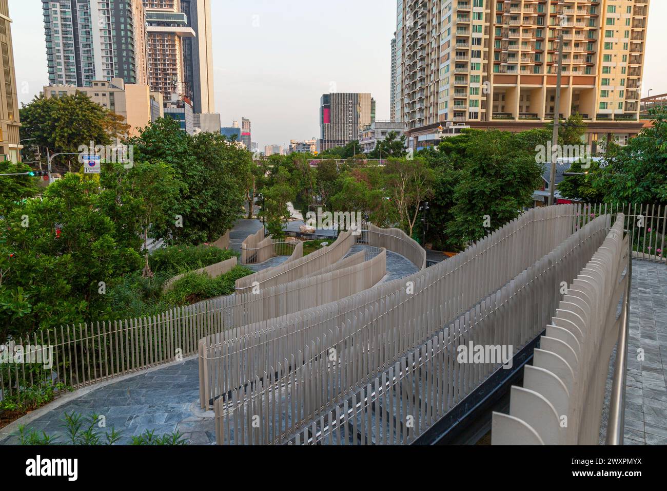 Blick auf den leeren und üppigen Chong Nonsi Canal Park und Wolkenkratzer und andere Gebäude im Bezirk Khlong Chong Nonsi in Bangkok, Thailand am Tag. Stockfoto