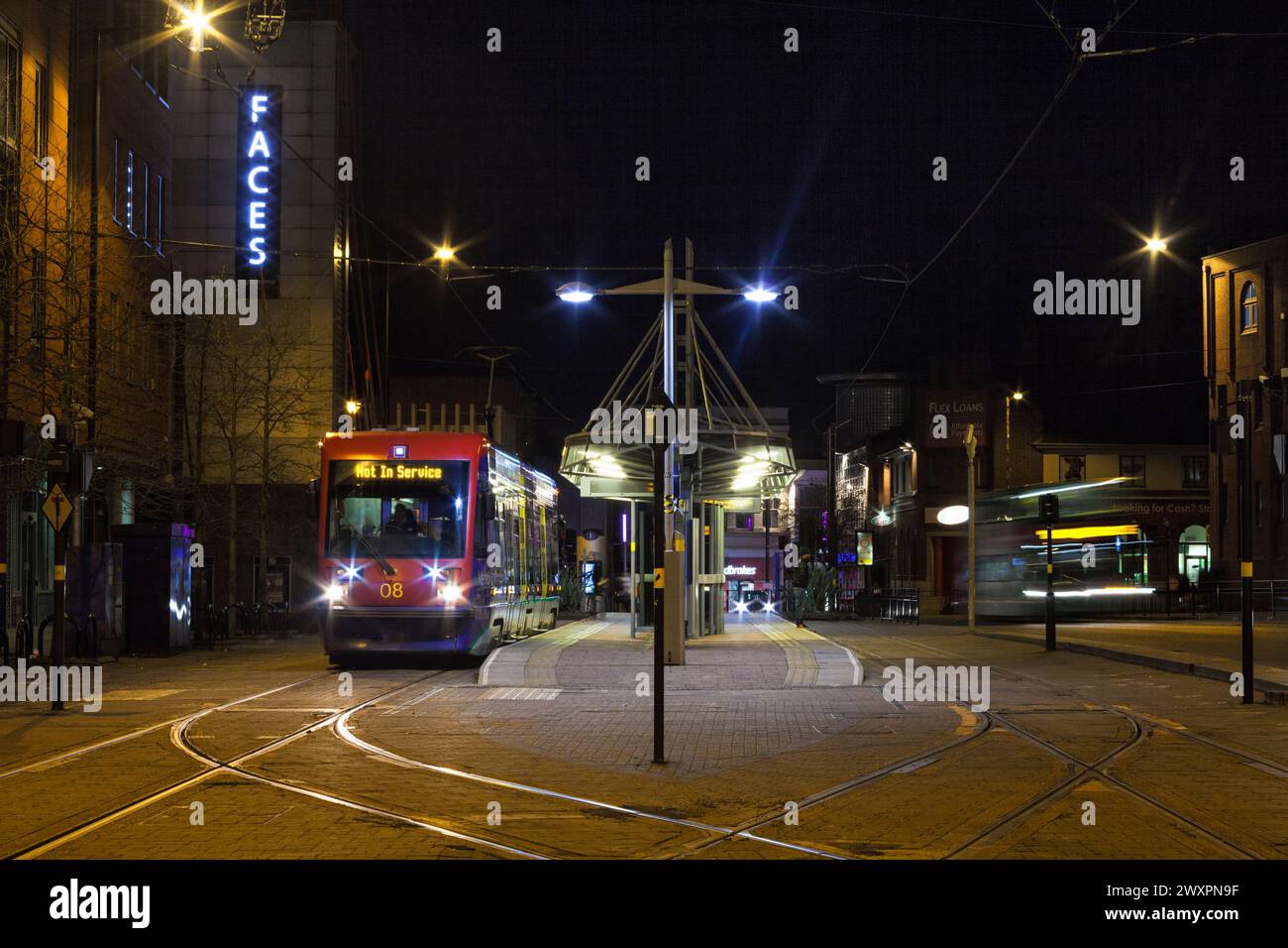 Midland Metro Ansaldo T69 Straßenbahn 08 wartet an der Straßenbahnhaltestelle Wolverhampton St Georges im Stadtzentrum Stockfoto