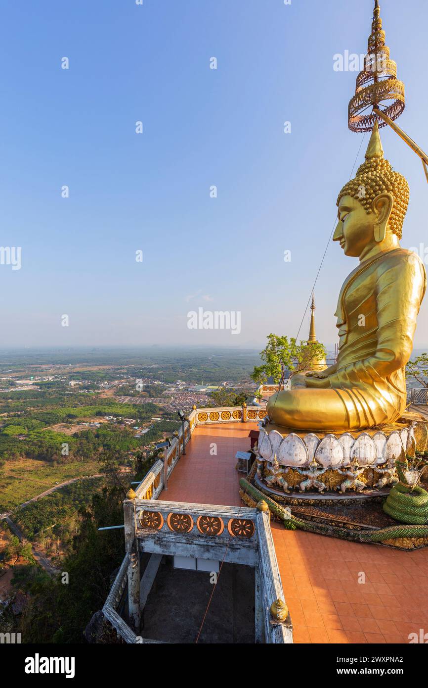 Malerische Aussicht auf die Umgebung und eine große goldene Buddha-Statue auf dem Berg am Tiger Cave Temple (Wat Tham Suea) in Krabi, Thailand. Stockfoto