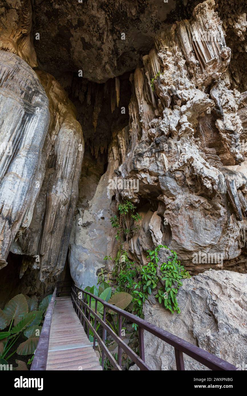 Fußweg und malerische Felsformationen am Eingang zur Diamantenhöhle (Tham Phra Nang Nai) in Railay, Krabi, Thailand. Stockfoto