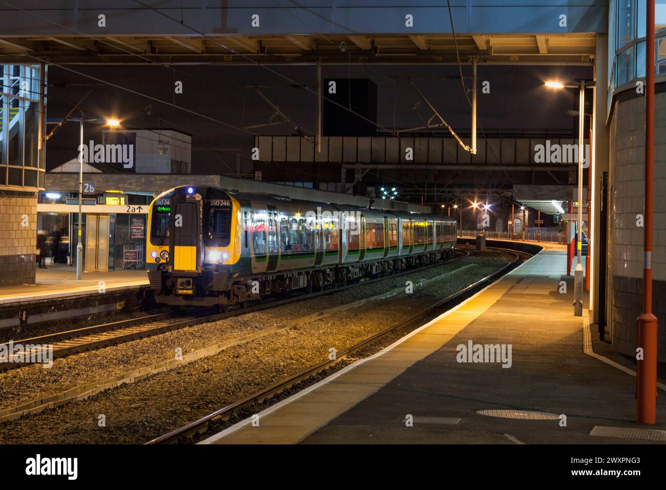 London Midland Siemens Desiro Class 350 Elektrozugzug 350246 am Bahnhof Wolverhampton auf der Hauptstrecke an der Westküste bei Nacht Stockfoto