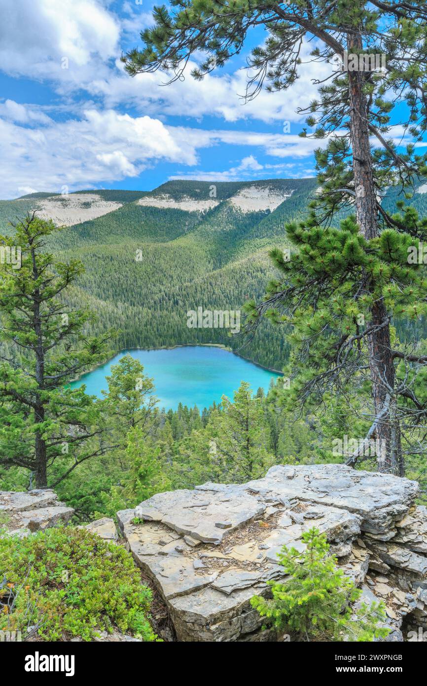 Crystal Lake angesehen von Kap-Punkt in den großen schneebedeckten Bergen in der Nähe von Lewistown, montana Stockfoto