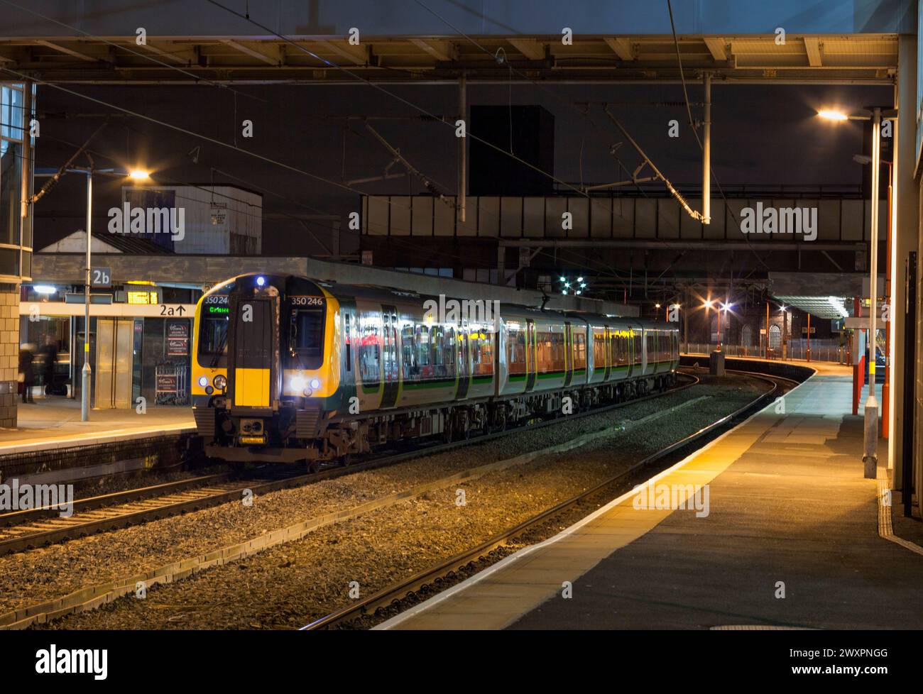 London Midland Siemens Desiro Class 350 Elektrozugzug 350246 am Bahnhof Wolverhampton auf der Hauptstrecke an der Westküste bei Nacht Stockfoto