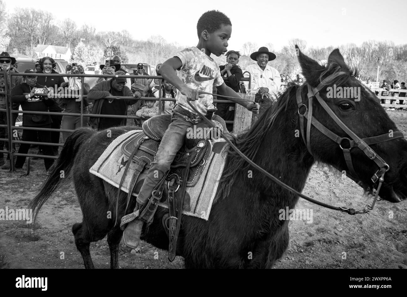 Brandywine, Maryland, USA. März 2024. Black Cowboys und Cowgirls nehmen am 15. März 2024 in Brandywine, MD, an George Maxfields jährlicher Geburtstagsfeier Teil. Mayfield, auch bekannt als Max Diesel, hatte mehr als 300 Gäste für seine jährliche Trail-Fahrt, Fish Fry, ein 15 Fuß großes Bonfeuer, Spiele, Tanz und 50/50. (Kreditbild: © Brian Branch Price/ZUMA Press Wire) NUR REDAKTIONELLE VERWENDUNG! Nicht für kommerzielle ZWECKE! Stockfoto