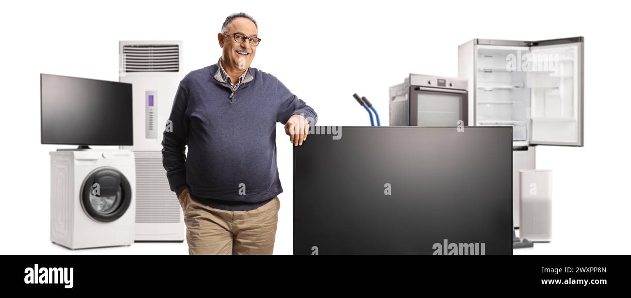 Reifer Mann mit einem lcd-Flachbildschirm und anderen Haushaltsgeräten isoliert auf weißem Hintergrund Stockfoto