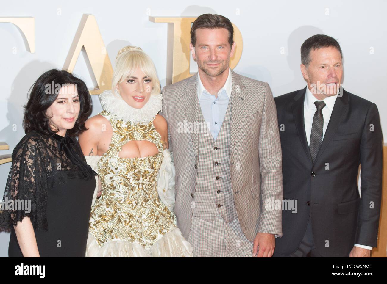 London, Großbritannien. September 2018. Im Bild: (L-R) - Produzent Sue Kroll, Lady Gaga, Bradley Cooper und Produzent Bill Gerber nehmen an der britischen Premiere von 'A Star Teil Stockfoto London, Großbritannien. September 2018. Im Bild: (L-R) - Produzent Sue Kroll, Lady Gaga, Bradley Cooper und Produzent Bill Gerber nehmen an der britischen Premiere von 'A Star Teil Stockfoto