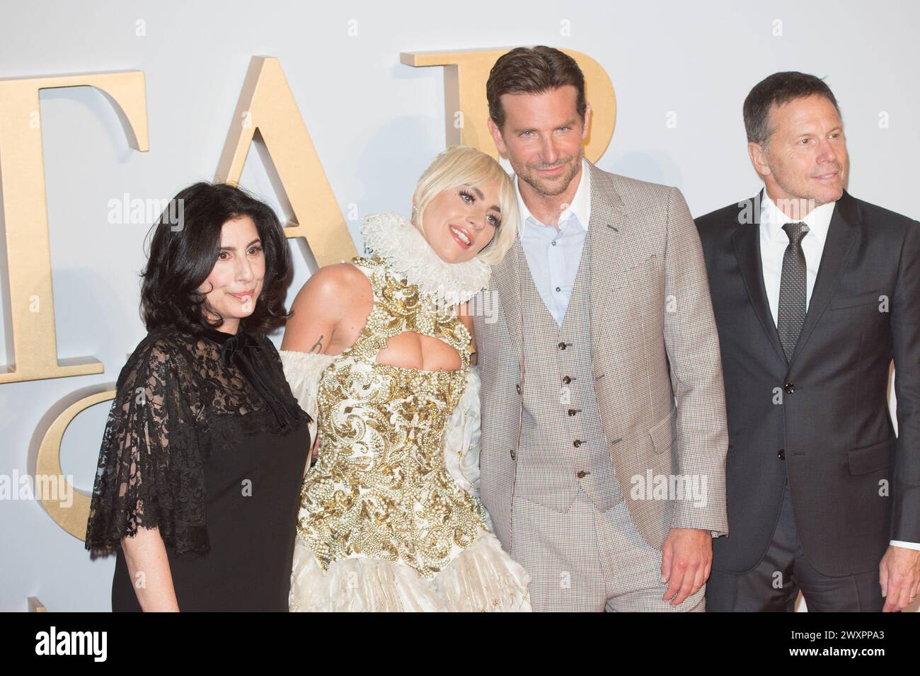 London, Großbritannien. September 2018. Im Bild: (L-R) - Produzent Sue Kroll, Lady Gaga, Bradley Cooper und Produzent Bill Gerber nehmen an der britischen Premiere von 'A Star Teil Stockfoto London, Großbritannien. September 2018. Im Bild: (L-R) - Produzent Sue Kroll, Lady Gaga, Bradley Cooper und Produzent Bill Gerber nehmen an der britischen Premiere von 'A Star Teil Stockfoto