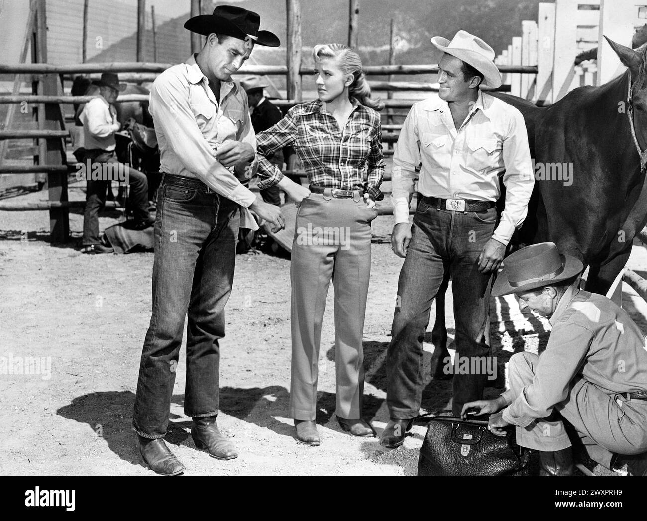 Scott Brady, Joyce Holden, Don Haggerty, Bill Baldwin, am Set des Films „Bronco Buster“, Universal Pictures, 1952 Stockfoto