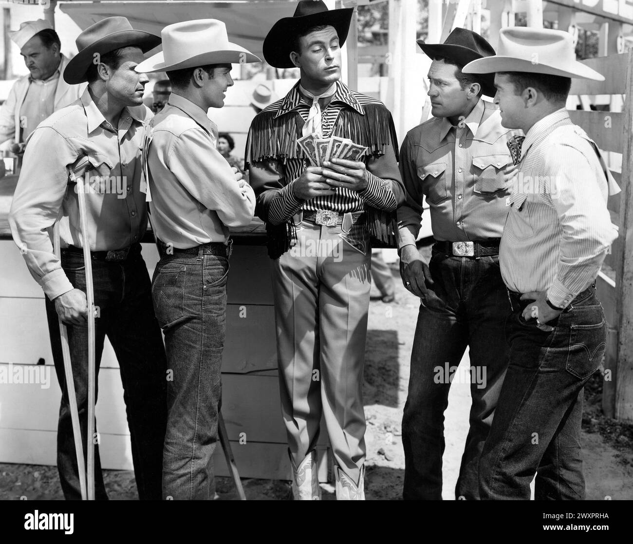 Casey Tibbs (2. Links), Scott Brady (Mitte) am Set des Films „Bronco Buster“, Universal Pictures, 1952 Stockfoto