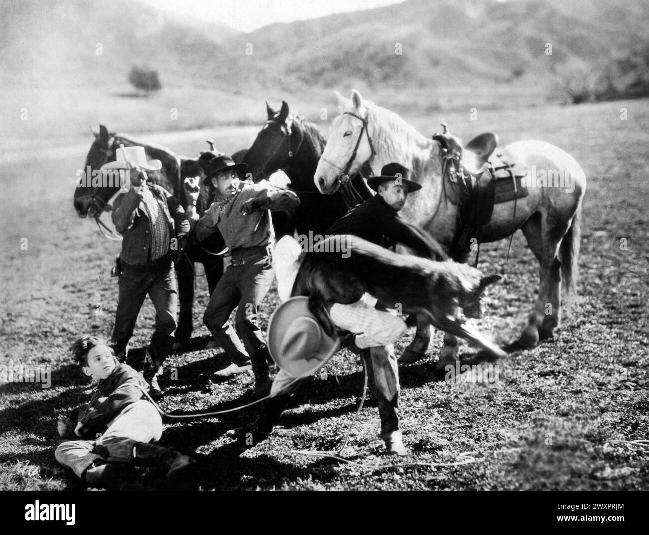 Maurice Murphy (auf dem Boden), Edmund Cobb, Dynamit der Hund, am Set des Stummfilms „The Call of the Heart“, Universal Pictures, 1928 Stockfoto