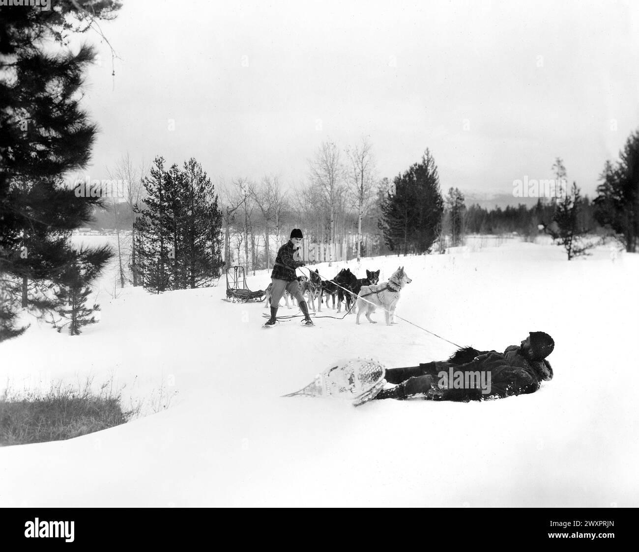 William Duncan (stehend) am Set des Stummfilms „Wolves of the North“, Universal Pictures, 1924 Stockfoto