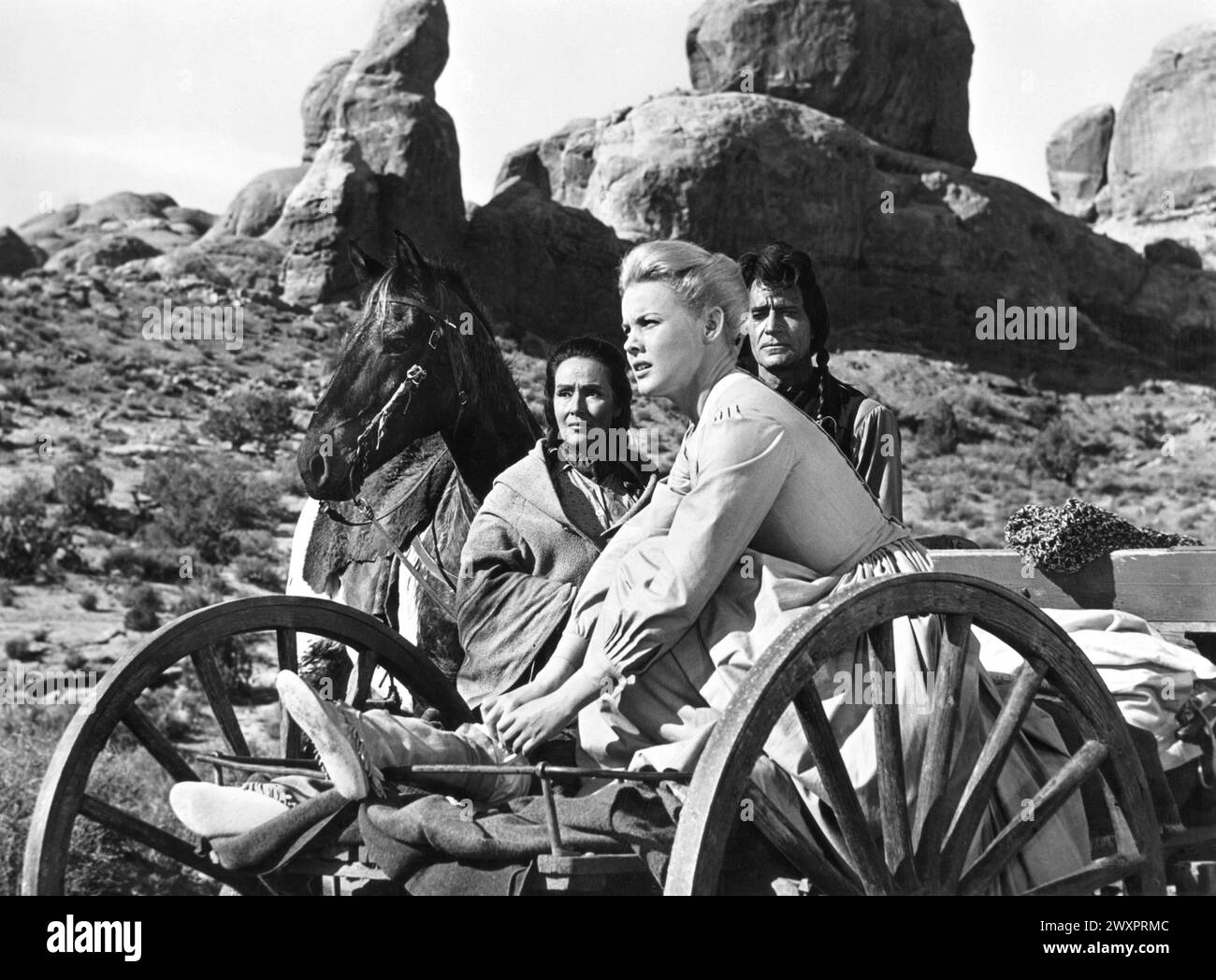 Dolores Del Rio, Carroll Baker, Gilbert Roland, am Set des Films „Cheyenne Herbst“, Warner Bros., 1964 Stockfoto