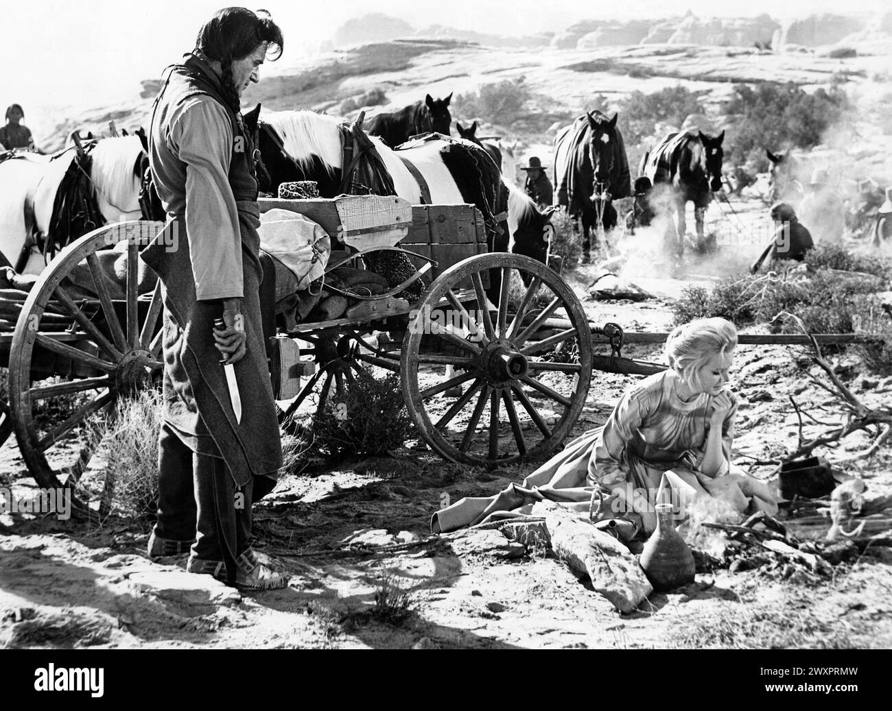 Gilbert Roland, Carroll Baker, am Set des Films „Cheyenne Herbst“, Warner Bros., 1964 Stockfoto