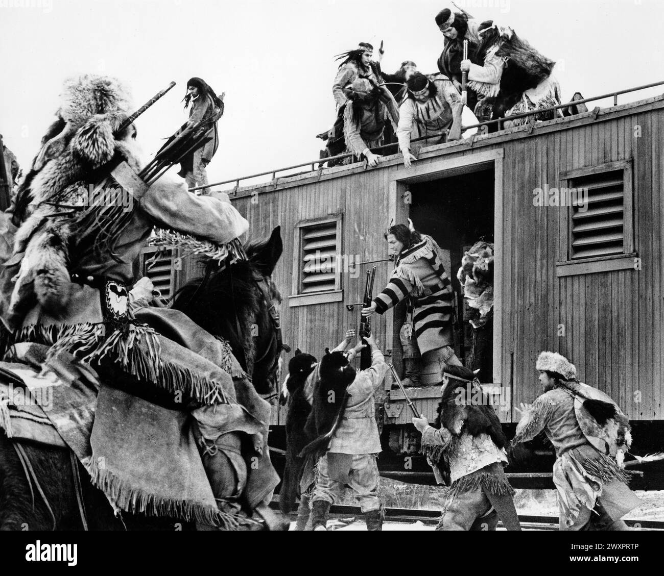 Indianische Banditen rauben Waffen aus dem Zug, am Set des Films „Breakheart Pass“, United Artists, 1976 Stockfoto