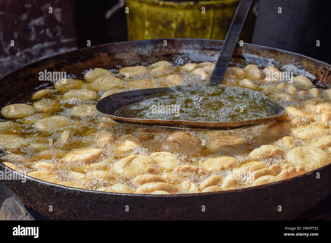 Traditionelle Namkeen-Snacks und Samosas-Braten auf Street Food und Märkten Stockfoto