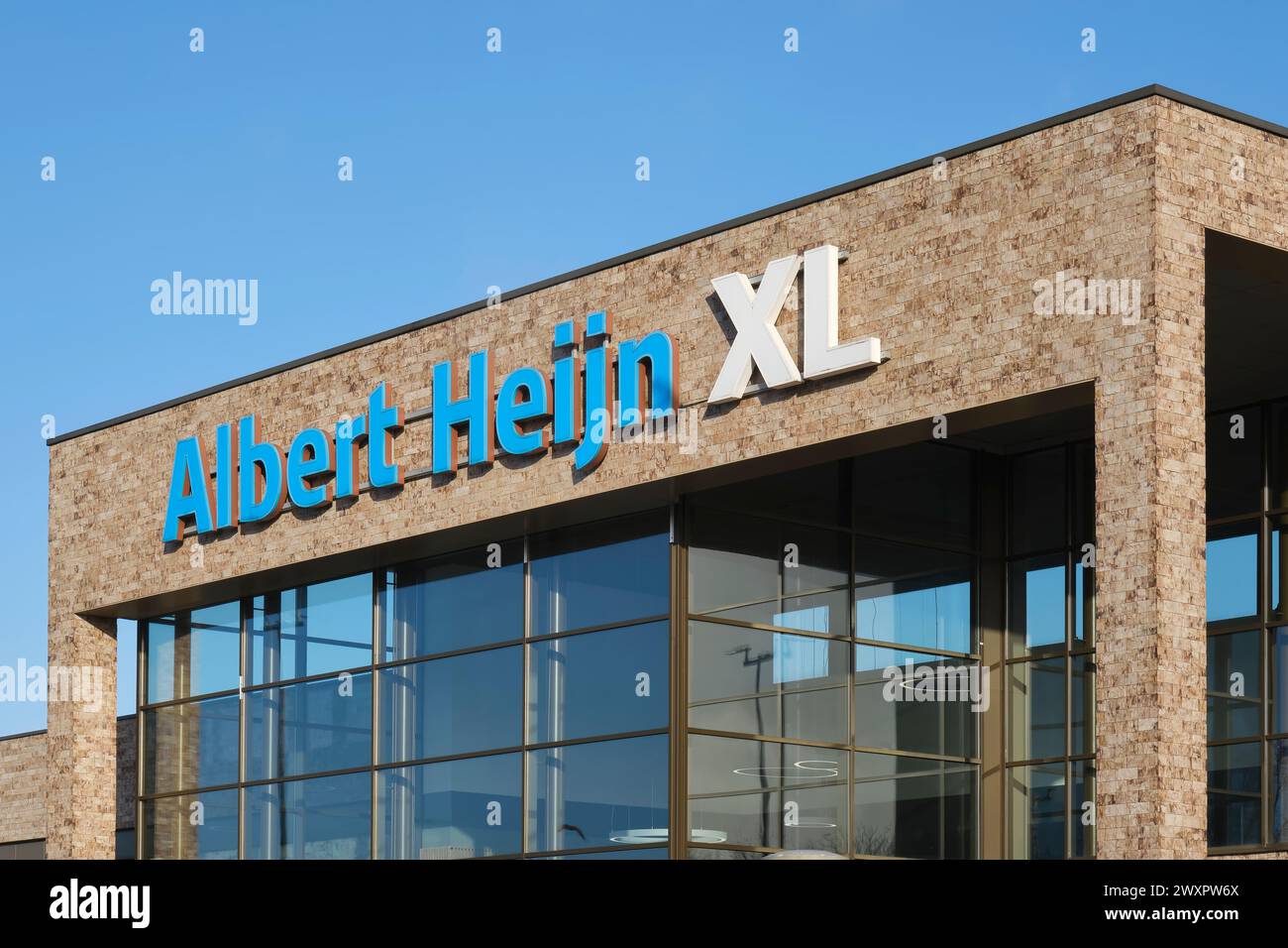 Albert Heijn XL-Schild im Geschäft. Albert Heijn ist die größte Supermarktkette in den Niederlanden und hat Niederlassungen in Belgien. Stockfoto