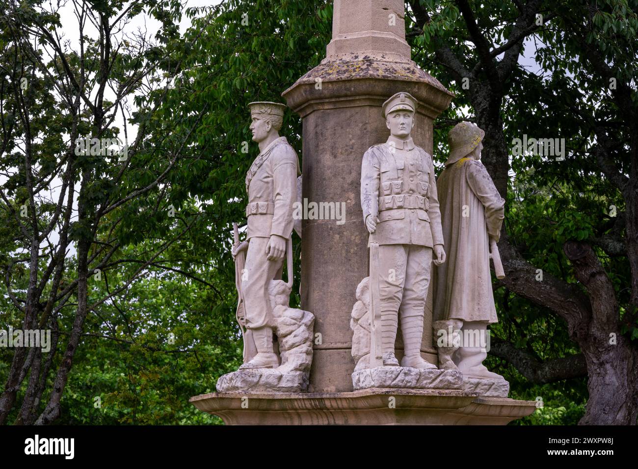 Detail des Kriegsdenkmals in Builth Wells, Wales, im Sommer Stockfoto