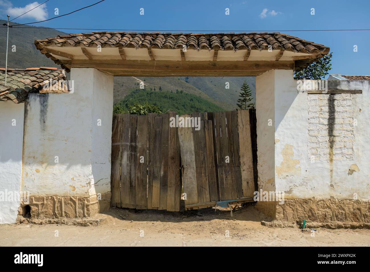 Ein altes und wackeliges Holzdieltor in der Kolonialstadt Villa de Leyva im Zentrum Kolumbiens. Stockfoto