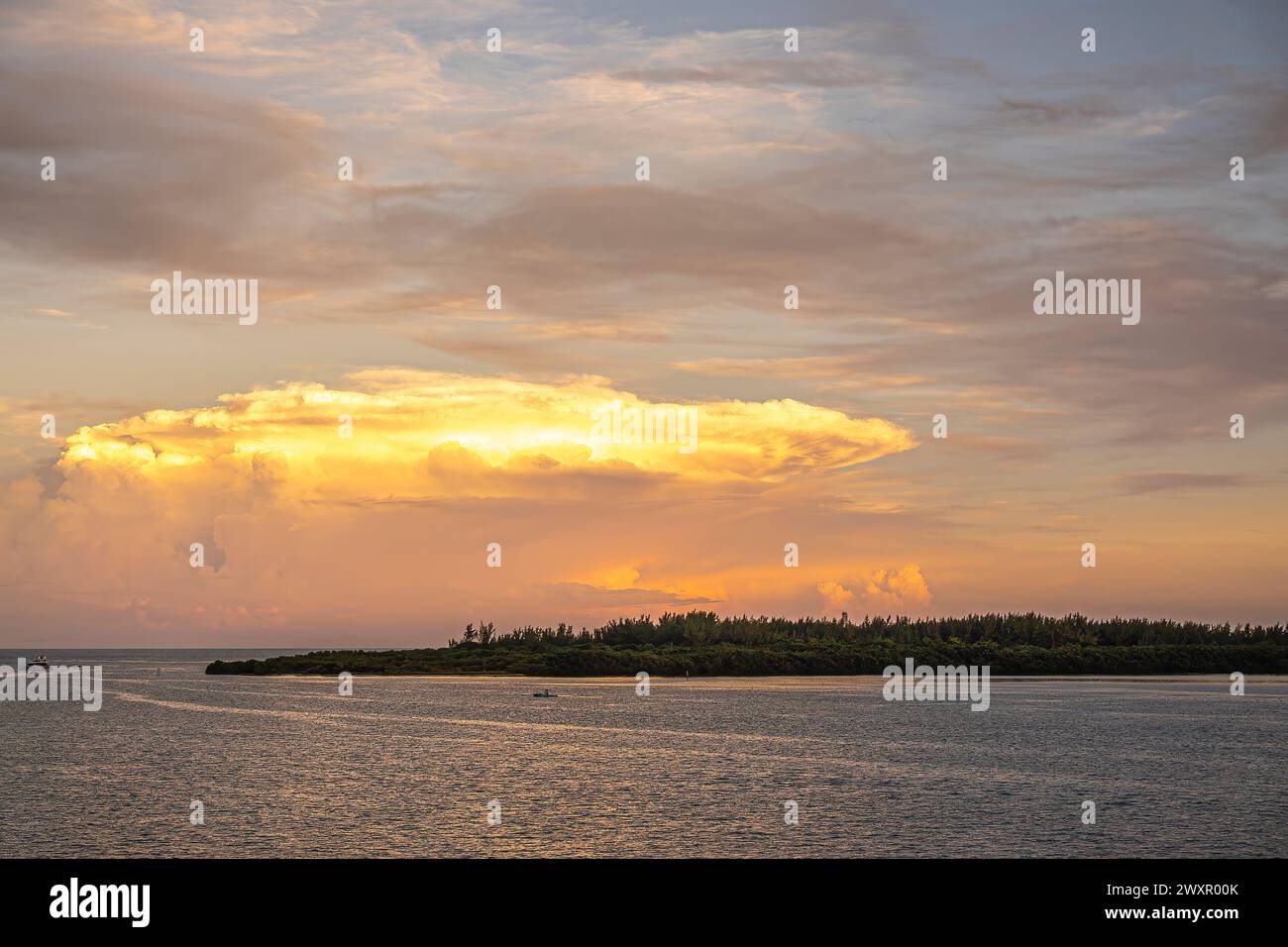 Pilz Sonnenuntergang Wolke über der N-Side Virginia Key Island, Miami, Florida, USA Stockfoto