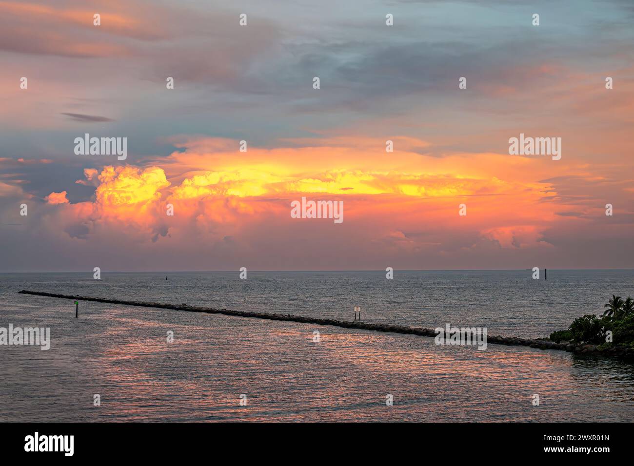 Pilz Sonnenuntergang Wolke über Fisher Island NE Pier, Miami, Florida, USA Stockfoto