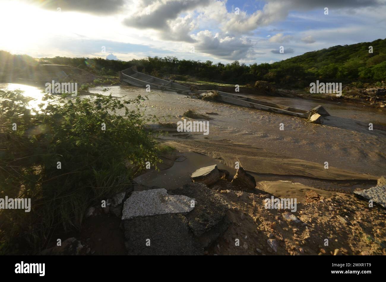 April 2024, Lajes, Rio Grande Do Norte, Brasilien: LAJES (RN)- 01/04/2024-ROAD/INTERDIDATA/ROAD-After Brückenabsturz BR 304 ist geschlossen, zwischen KM 204 und 206 in der Stadt Lajes RN werden die Fahrten Natal RN und Mossoro RN einen Umweg haben, der die Route zwischen der Hauptstadt und Mossoro RN vergrößert, (Foto: JosÃƒ © Aldenir/Thenews2/Zumapress) (Bild: © Jose Aldenir/TheNEWS2 Via ZUMA Press Wire) NUR REDAKTIONELLE VERWENDUNG! Nicht für kommerzielle ZWECKE! Stockfoto