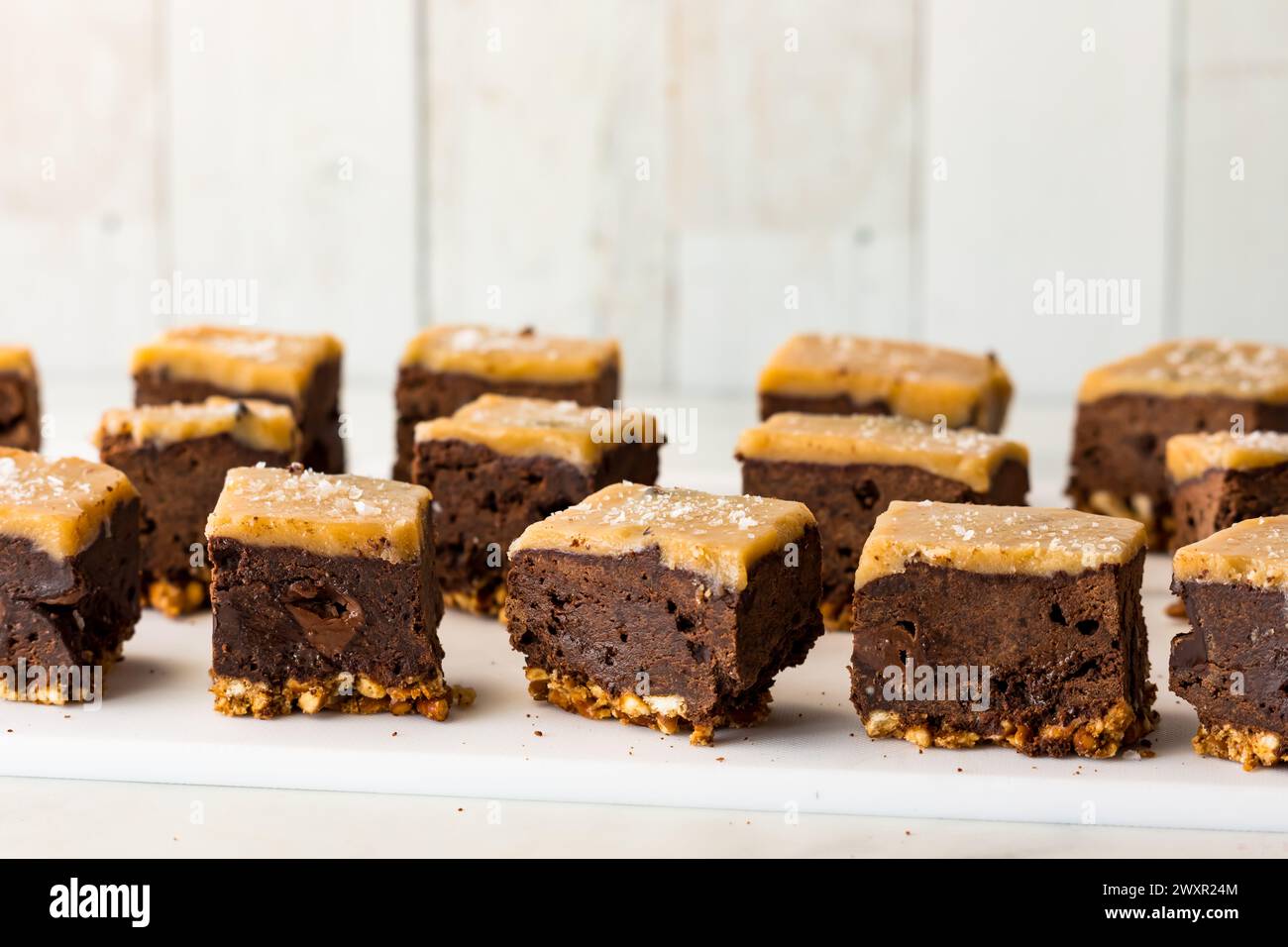 Reihen von gesalzenen Karamellbrezel-Schokoladen-Brownies. Stockfoto