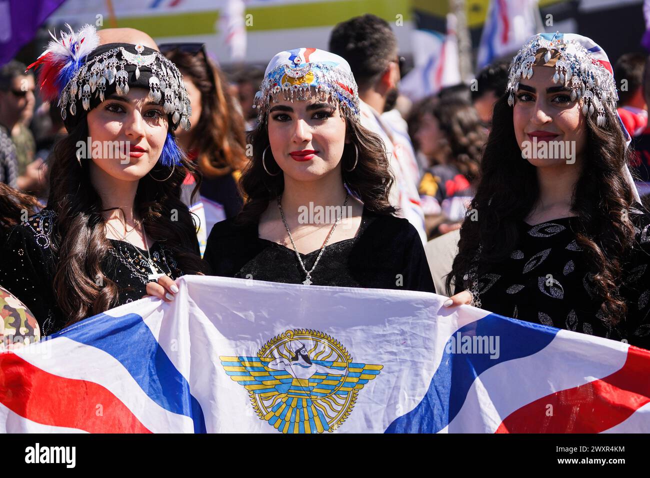 Dohuk, Irak. April 2024. Assyrische junge Frauen kleideten traditionelle Kleidung und posierten für ein Bild während der Aketo-Feierlichkeiten, dem Assyrischen Neujahr 6774 in Dohuk. (Foto: Ismael Adnan/SOPA Images/SIPA USA) Credit: SIPA USA/Alamy Live News Stockfoto