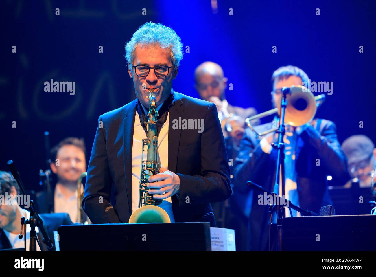 Die Jazzgruppe The Amazing Keystone Big Band mit der Sängerin Célia Kameni beim Festival Eclats d'Email Jazz Edition in der Limoges Opera. Reihe: Cél Stockfoto