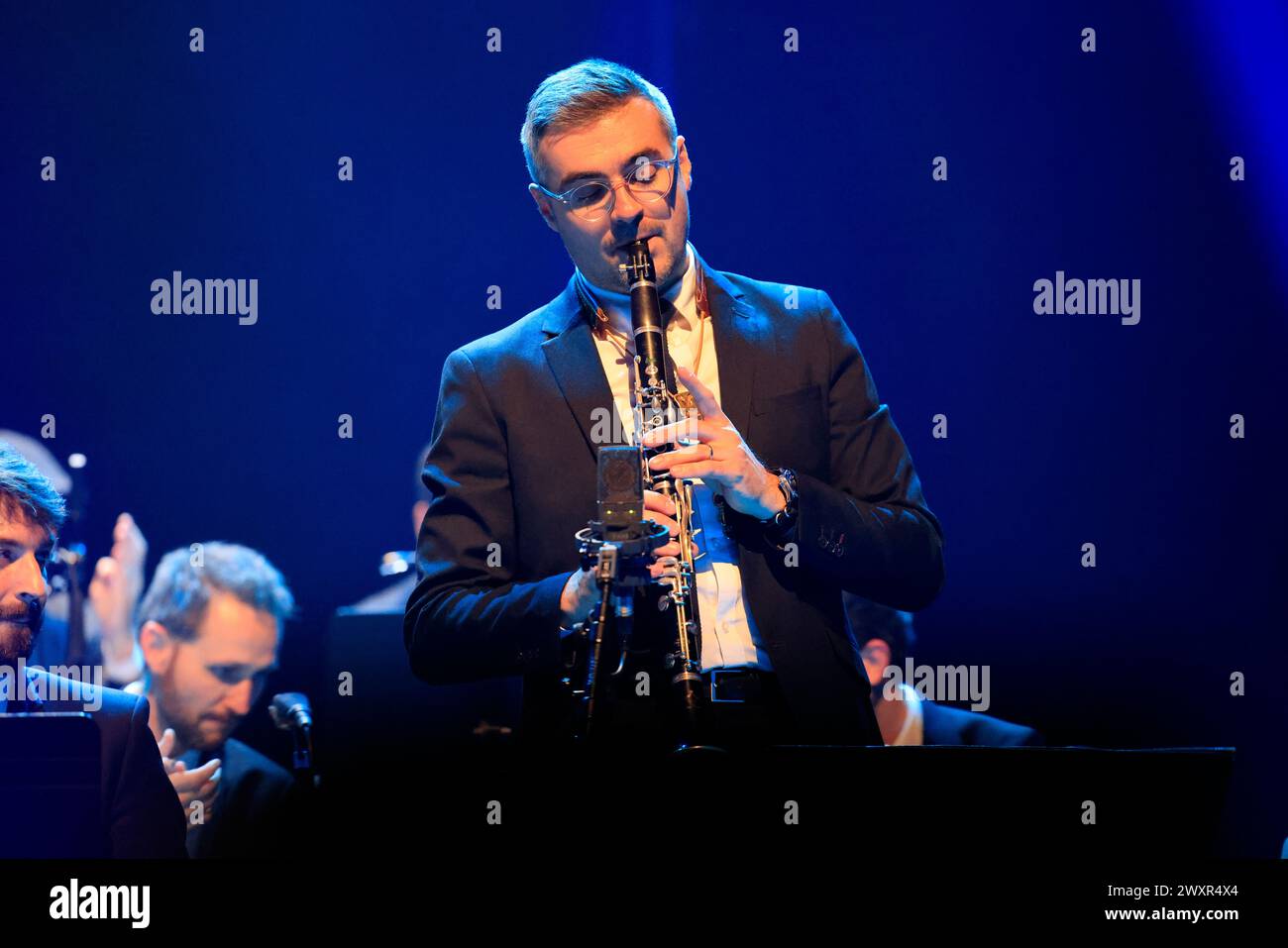 Die Jazzgruppe The Amazing Keystone Big Band mit der Sängerin Célia Kameni beim Festival Eclats d'Email Jazz Edition in der Limoges Opera. Reihe: Cél Stockfoto