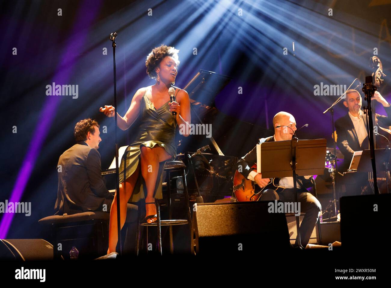 Die Jazzgruppe The Amazing Keystone Big Band mit der Sängerin Célia Kameni beim Festival Eclats d'Email Jazz Edition in der Limoges Opera. Reihe: Cél Stockfoto