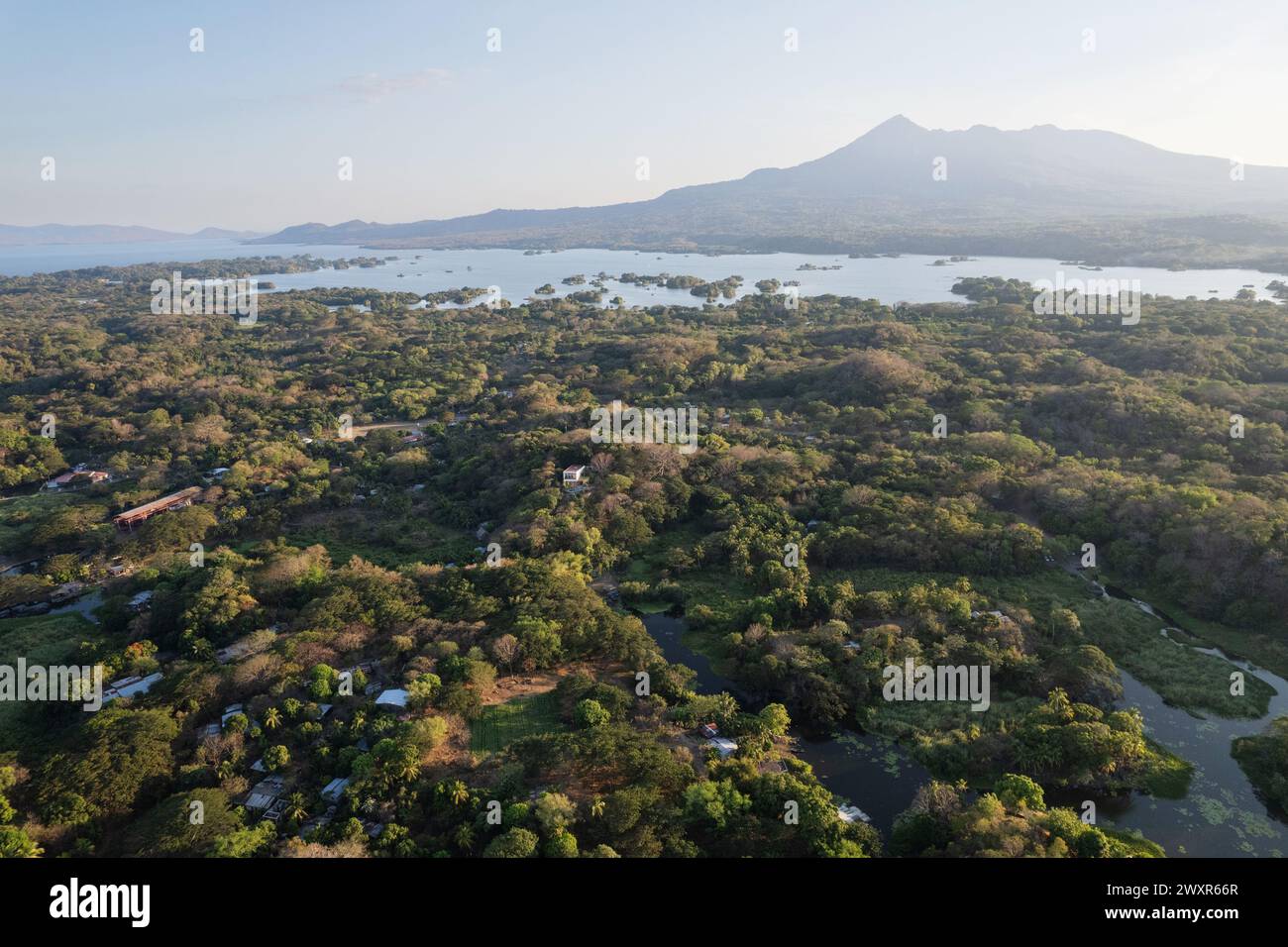 Landschaft Natur mit mombacho Vulkan aus der Luft Drohne Stockfoto