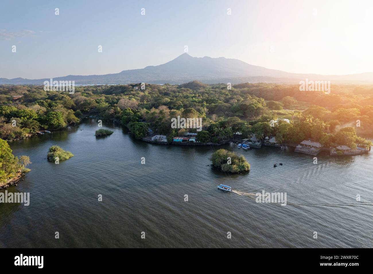 Inseltour mit einem kleinen Boot in Nicaragua Granada Inseln aus der Vogelperspektive Stockfoto