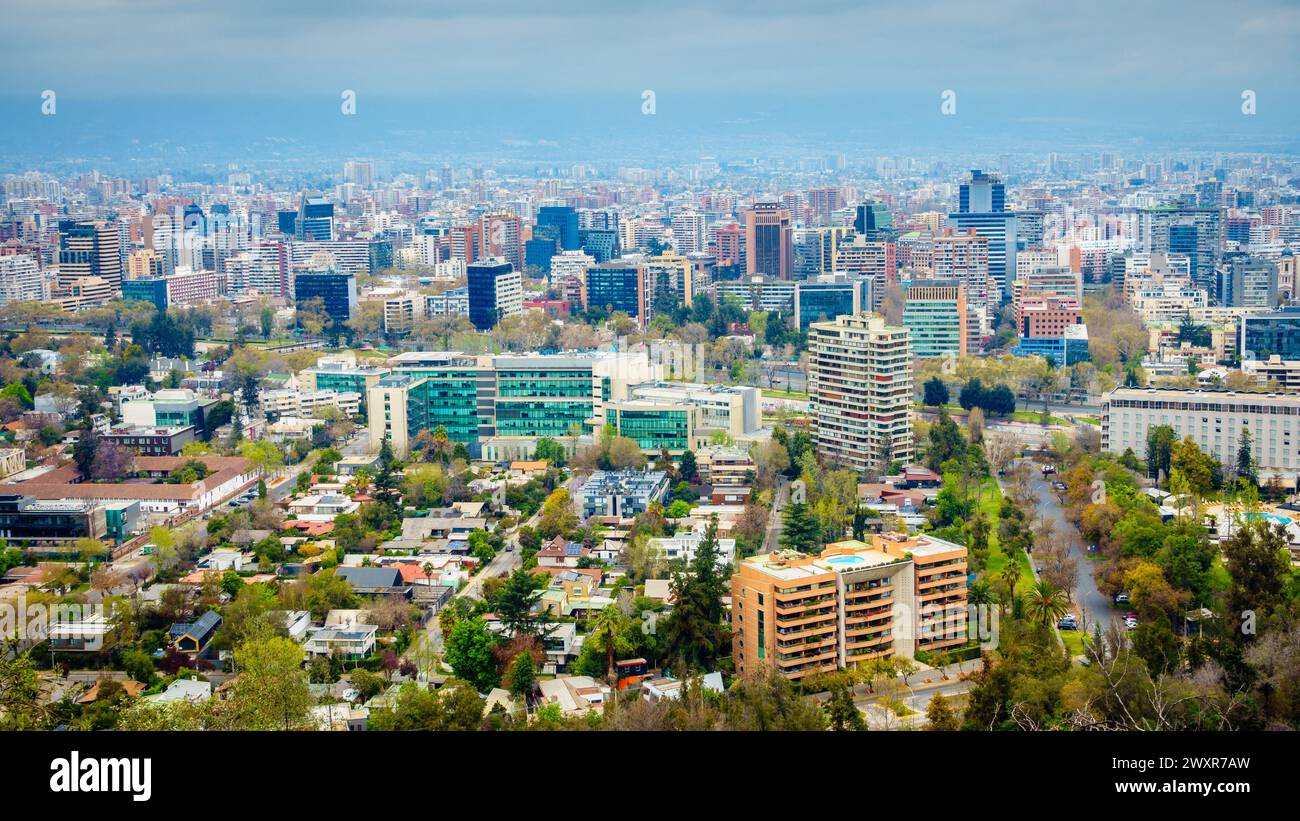 Wunderschöner Blick auf die Skyline von Santiago vom Cerro San Cristobal Park im Zentrum von Santiago, Chile Stockfoto