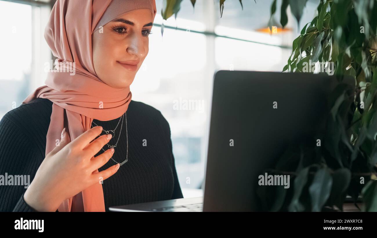 Video-Chat Online-Arbeitsfrau in Hijab freiberuflich Stockfoto