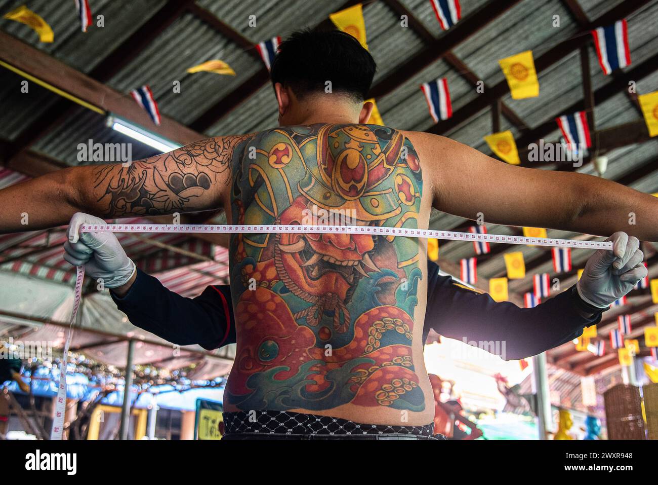 Bangkok, Thailand. April 2024. Bei einem Thai-Mann wird seine Brust von einem Militärangehörigen während eines jährlichen Militärzugs im Wat Samakchhitham gemessen. Die Royal Thai Armed Forces starteten ihre jährliche Wehrpflicht mit der Suche nach gesunden Männern ab 21 Jahren aus dem ganzen Land vom 1. April 2024 bis zum 12. April 2024, indem sie freiwillig und im Lotto eine Lotterie verzeichneten. Quelle: SOPA Images Limited/Alamy Live News Stockfoto