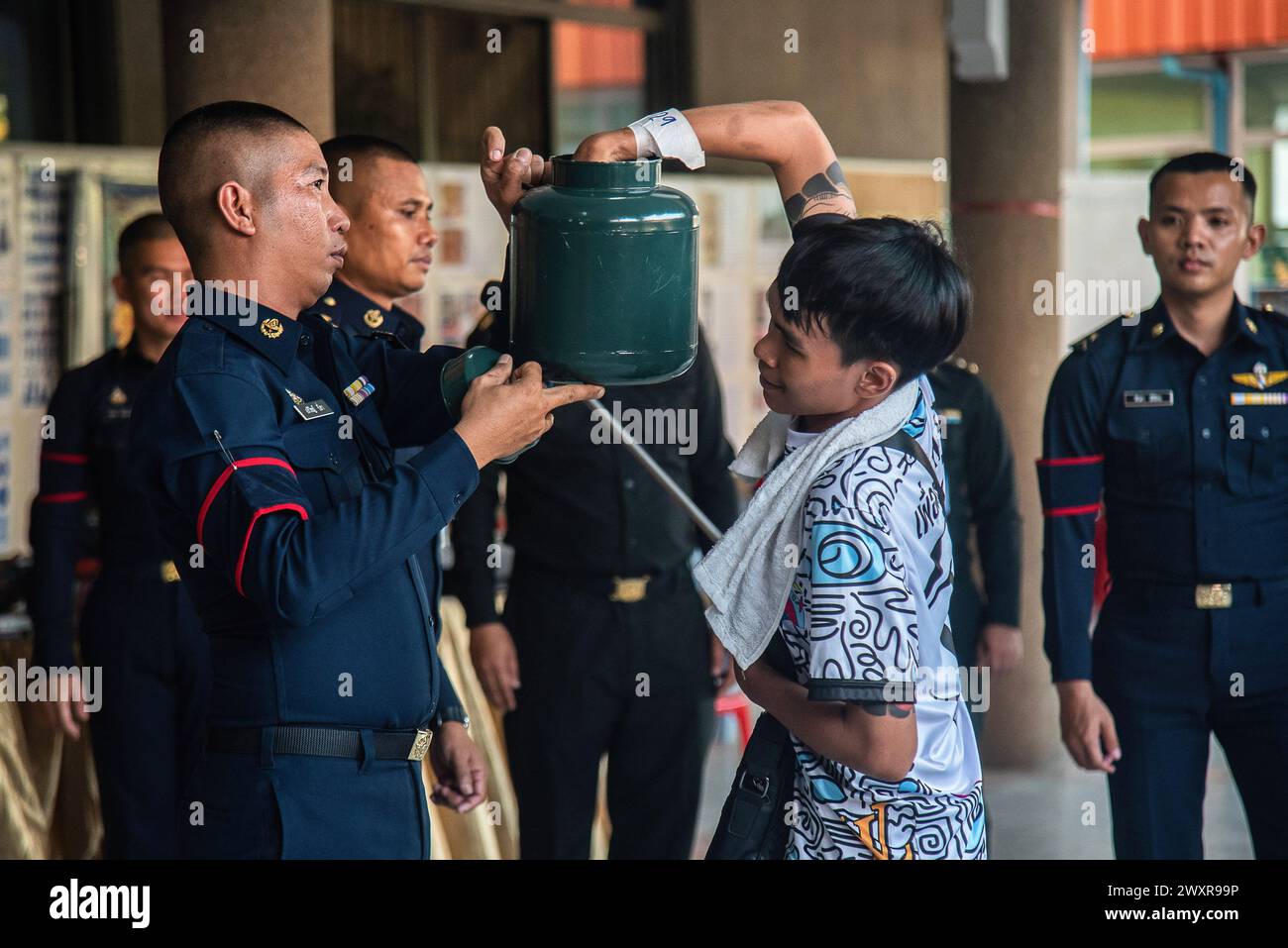 Bangkok, Thailand. April 2024. Ein Thai-Mann zieht eine Lotterie während eines jährlichen Militärentwurfs im Wat Samakchhitham. Die Royal Thai Armed Forces starteten ihre jährliche Wehrpflicht mit der Suche nach gesunden Männern ab 21 Jahren aus dem ganzen Land vom 1. April 2024 bis zum 12. April 2024, indem sie freiwillig und im Lotto eine Lotterie verzeichneten. (Foto: Peerapon Boonyakiat/SOPA Images/SIPA USA) Credit: SIPA USA/Alamy Live News Stockfoto