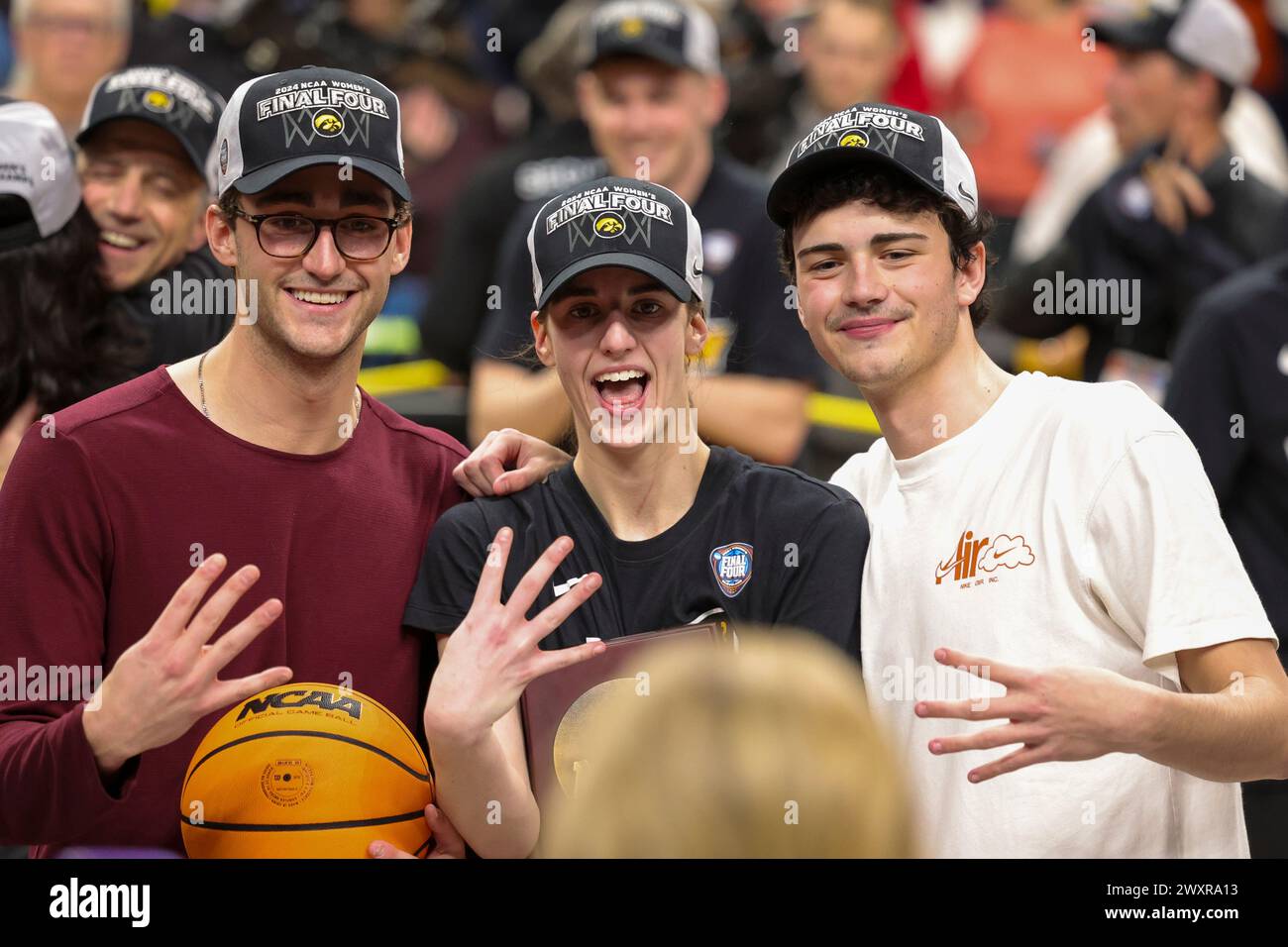 Albany, New York, USA. April 2024. Iowas CAITLIN CLARK (22) posiert für ein Foto mit ihren Brüdern BLAKE CLARK und COLIN CLARK nach dem NCAA Women's Basketball Tournament Albany 2 Regional Final 2024 in der MVP Arena in Albany, N.Y. (Credit Image: © Scott Rausenberger/ZUMA Press Wire) NUR REDAKTIONELLE VERWENDUNG! Nicht für kommerzielle ZWECKE! Stockfoto