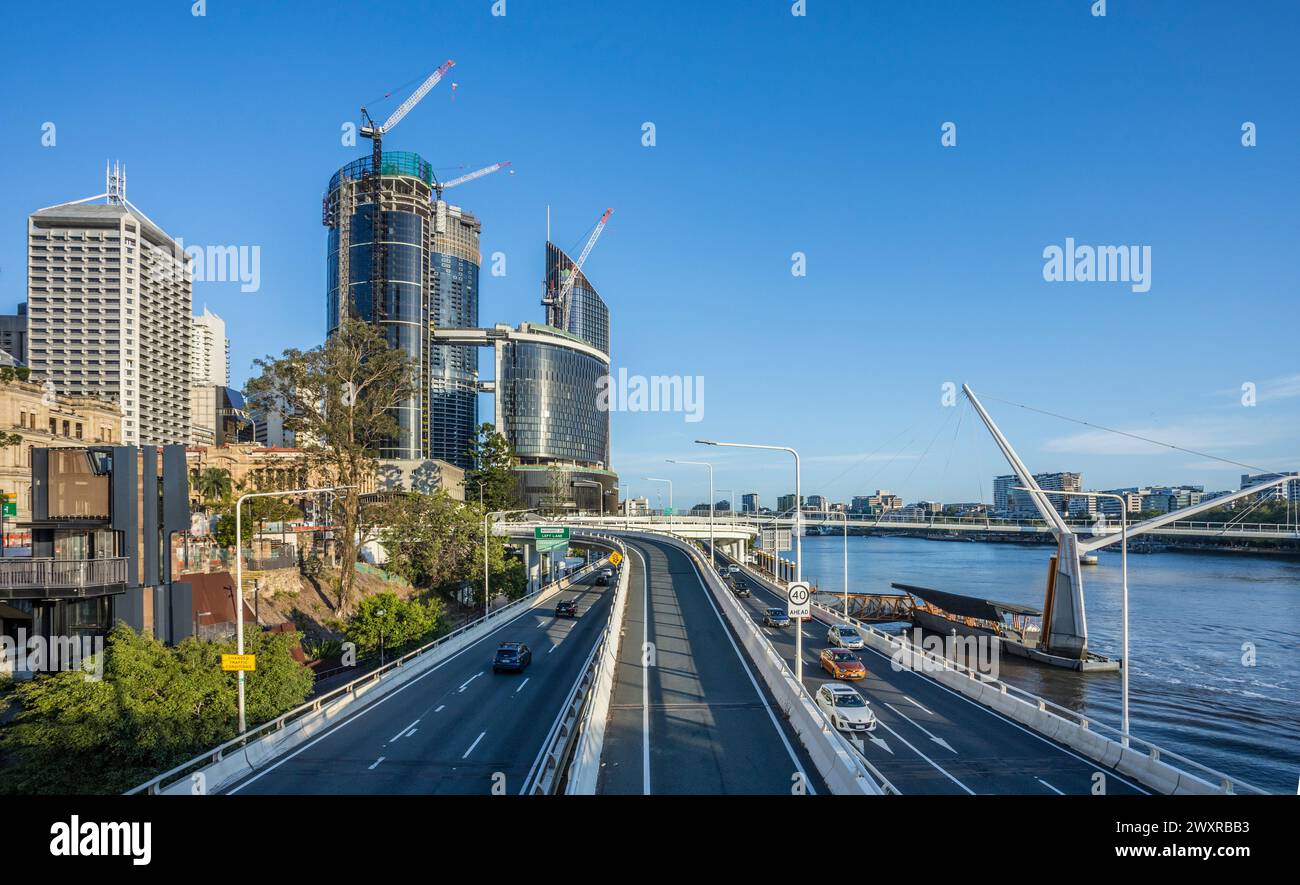 Queen's Wharf Mehrzweck-Wohn- und Unterhaltungsviertel in der letzten Bauphase und Brisbane River, vom Riverside Expr aus gesehen Stockfoto