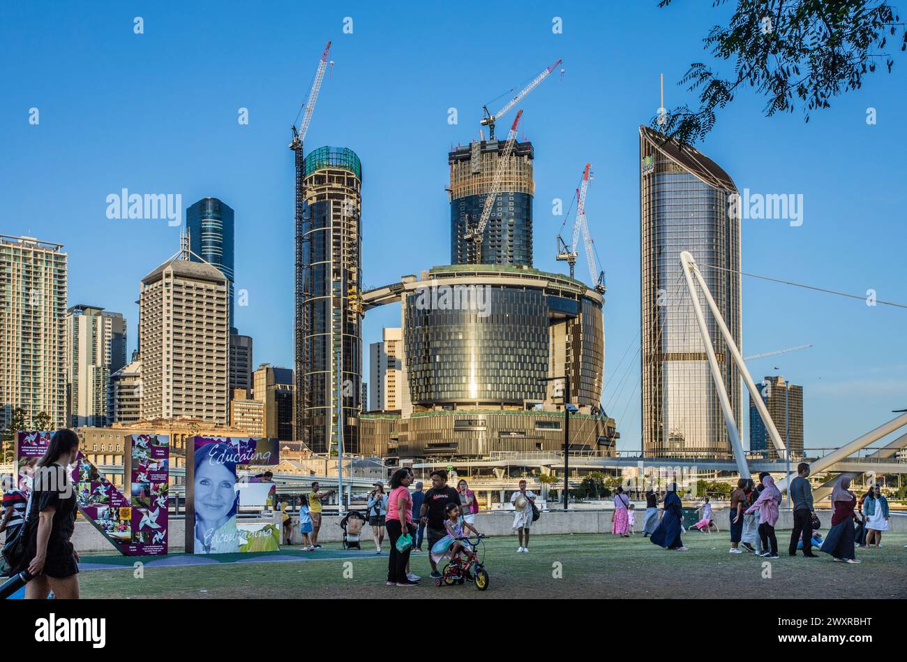 Queen's Wharf Mehrzweck-Wohn- und Unterhaltungsviertel in der letzten Bauphase, von den Southbank Parklands aus gesehen, Brisbane, Qu Stockfoto