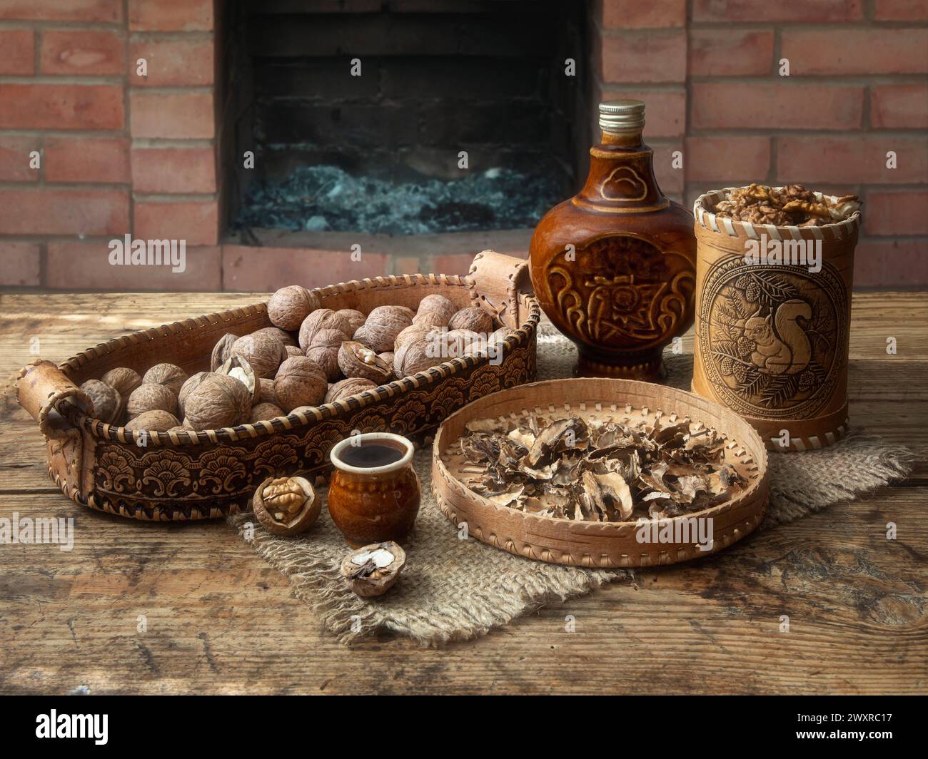 Stillleben mit Walnüssen und Walnussinktur Stockfoto