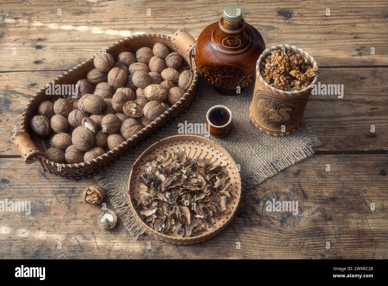 Stillleben mit Walnüssen und Walnussinktur Stockfoto