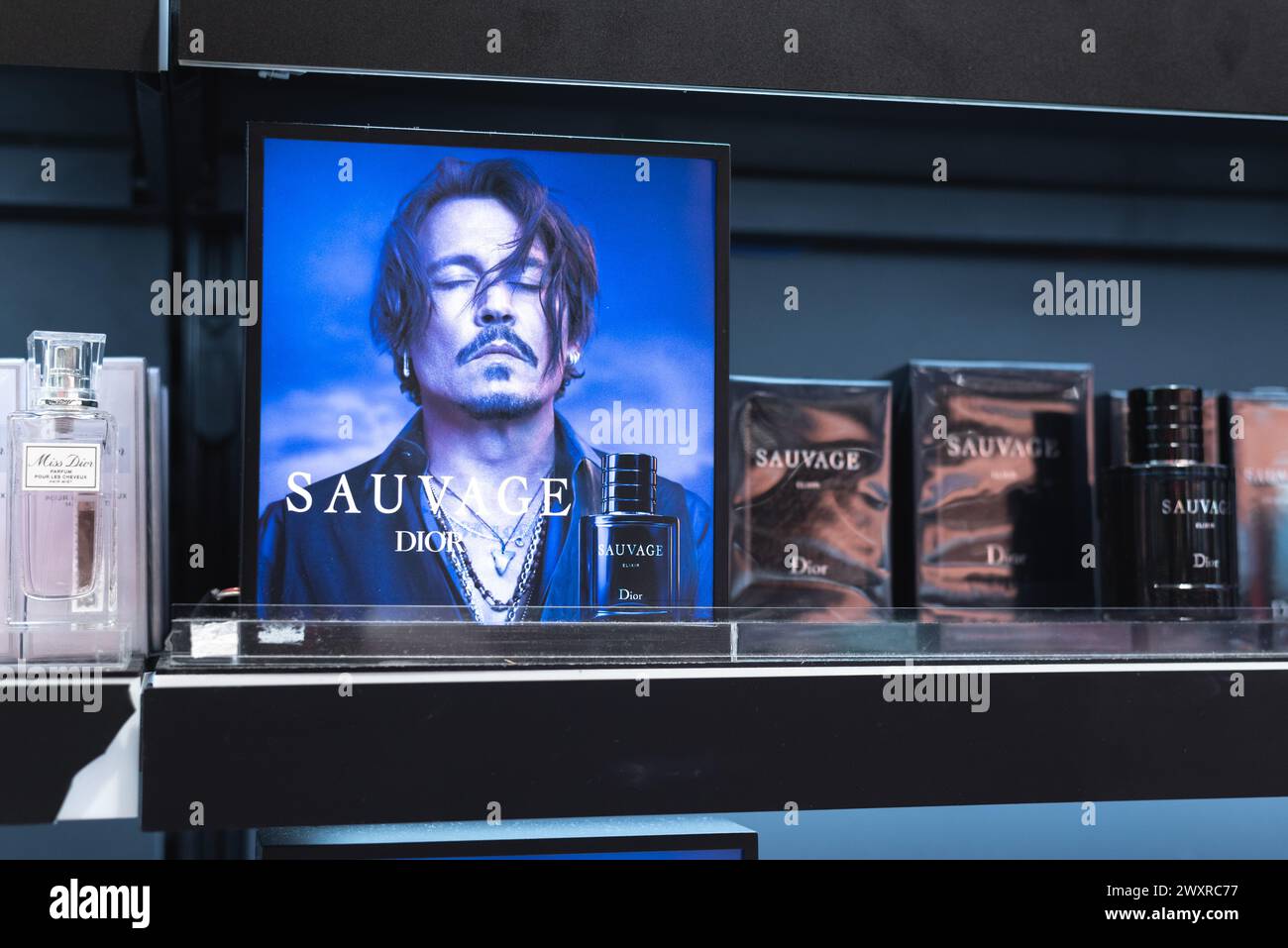 Bangkok, Thailand - 3. März 2024: Parfüm Dior Sauvage im Ladenregal mit einem Poster mit Johnny Depp. Stockfoto